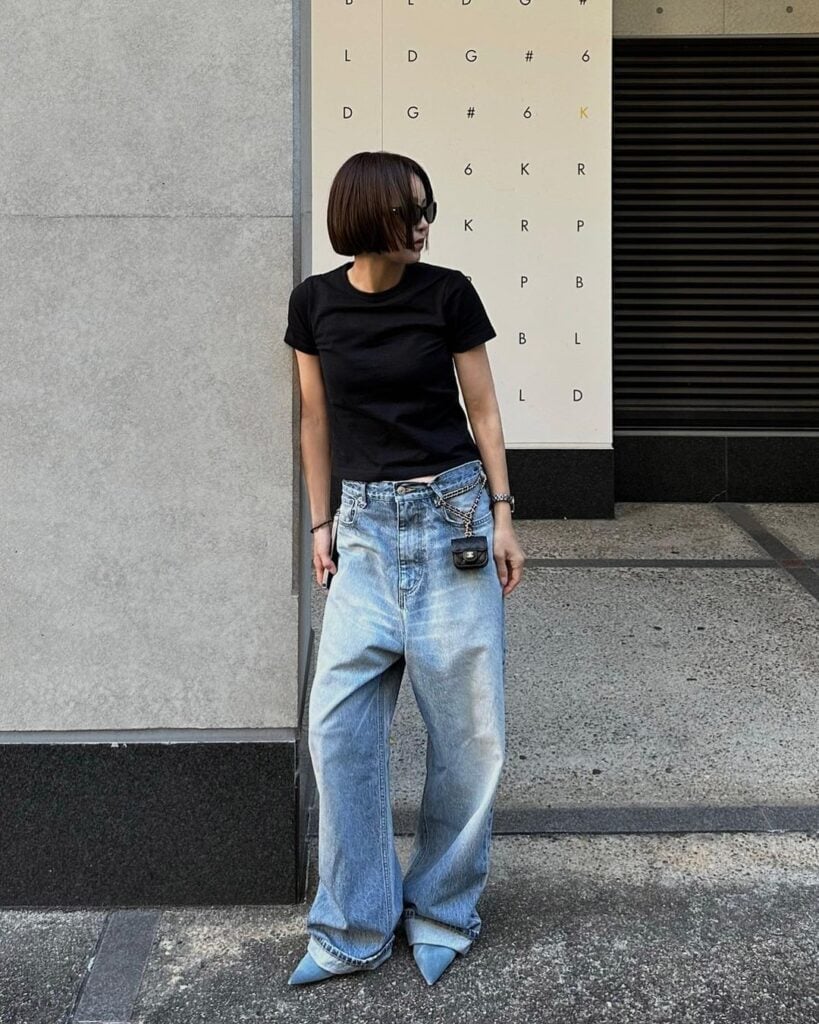 Black T Shirt With Extremely Baggy Jeans And Chain Belt — Trendy Tomboy Outfits