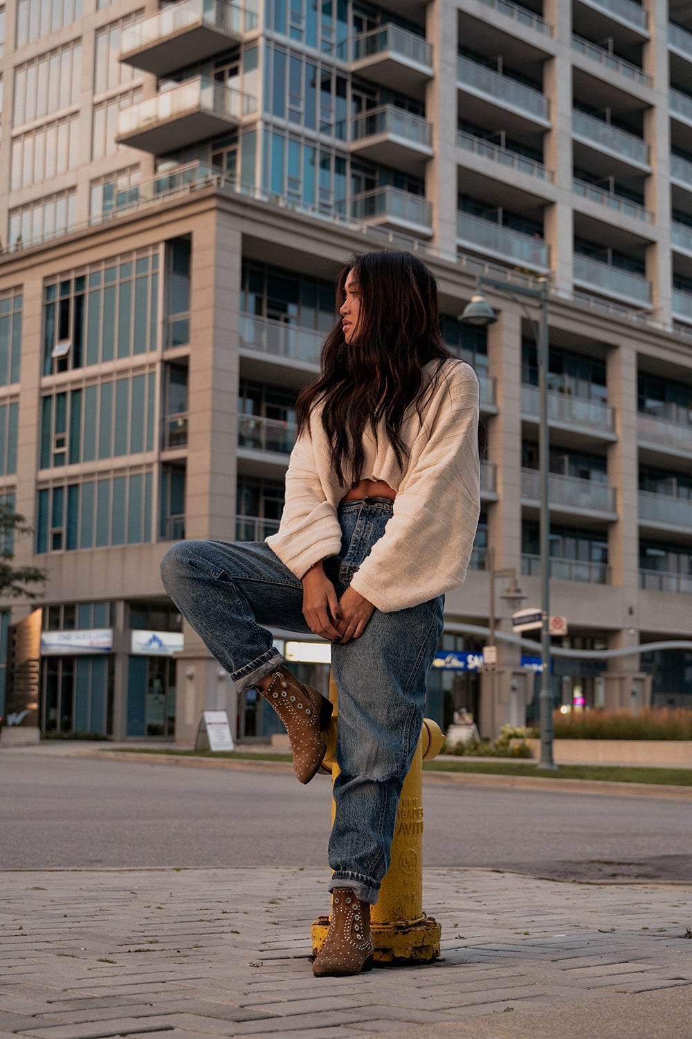 Cream Cropped Sweater With Baggy Jeans And Ankle Boots — Trendy Tomboy Outfits