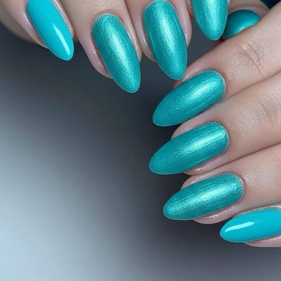 Shimmering Metallic Bright Turquoise Short Almond Nails Shimmering Metallic Bright Turquoise Short Almond Nails — Trendy Turquoise Nails