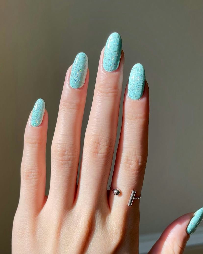 Light Turquoise Glitter Shimmer Short Oval Nails Light Turquoise Glitter Shimmer Short Oval Nails — Trendy Turquoise Nails