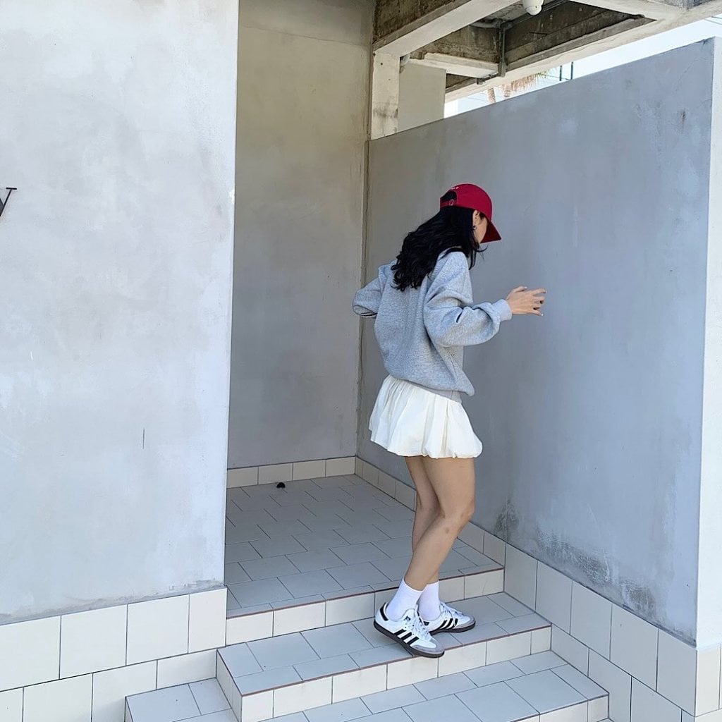 Sweatshirt and White Pleated Skirt Sweatshirt and White Pleated Skirt — Trendy Uni Outfits