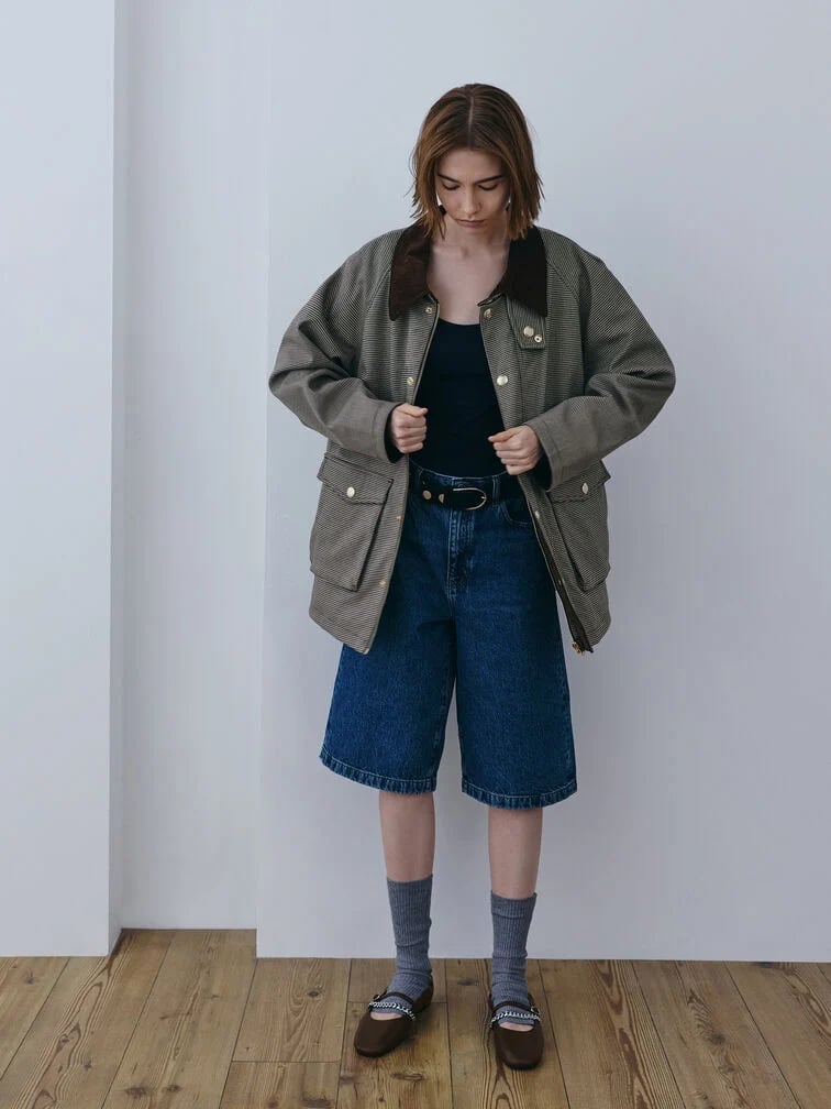 Tweed Jacket and Wide-Leg Denim Shorts Tweed Jacket and Wide-Leg Denim Shorts — Trendy Uni Outfits