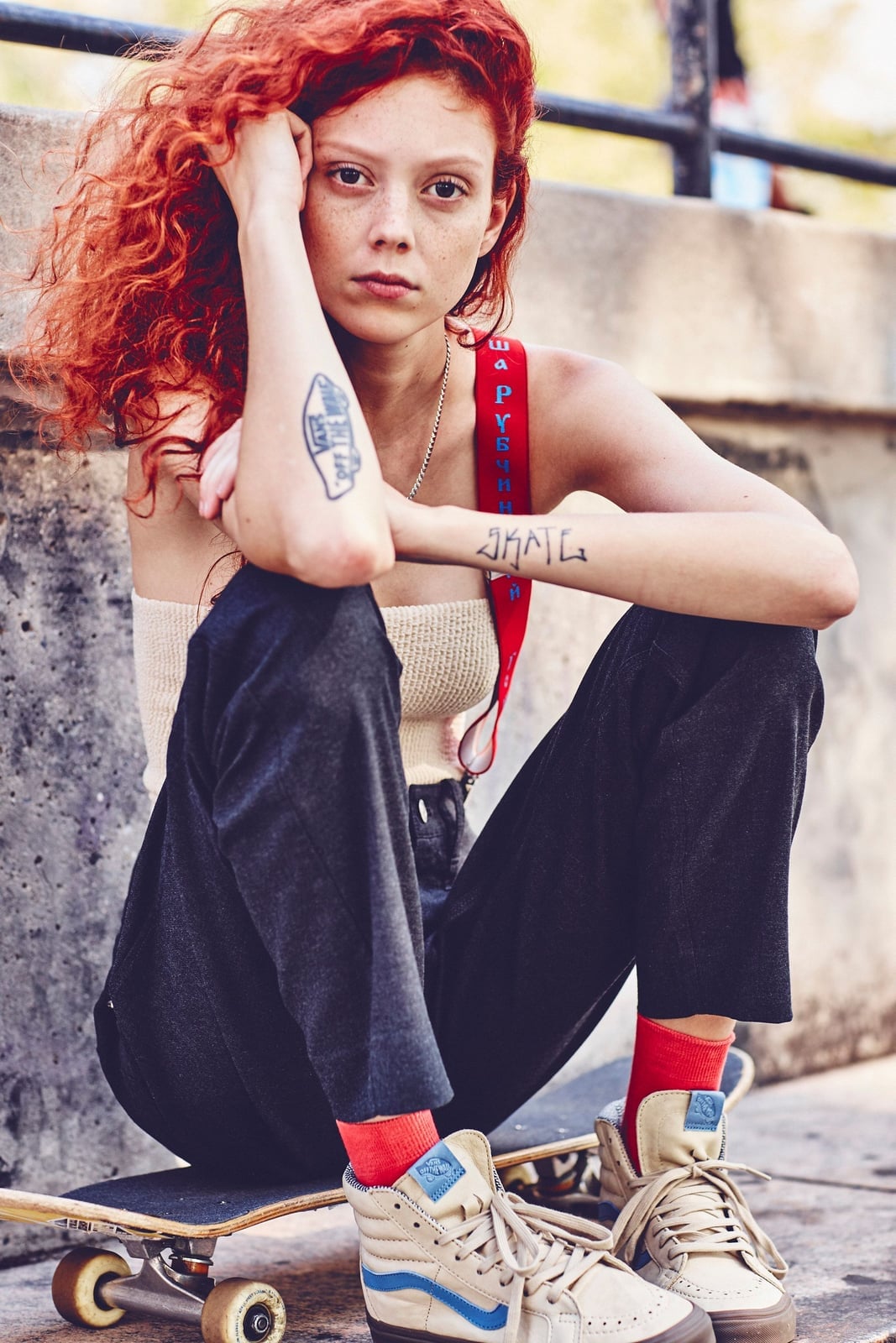 Wide Leg Trousers and Bandeau Top with Sk8-Hi Vans Wide Leg Trousers and Bandeau Top with Sk8-Hi Vans — Trendy Vans Outfits