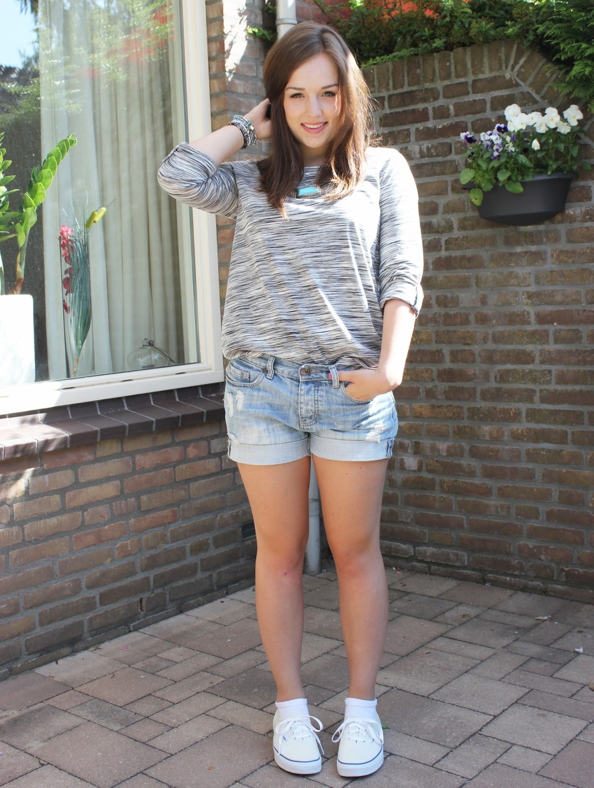 Rolled Denim Shorts with Long Sleeve Top and White Vans Rolled Denim Shorts with Long Sleeve Top and White Vans — Trendy Vans Outfits