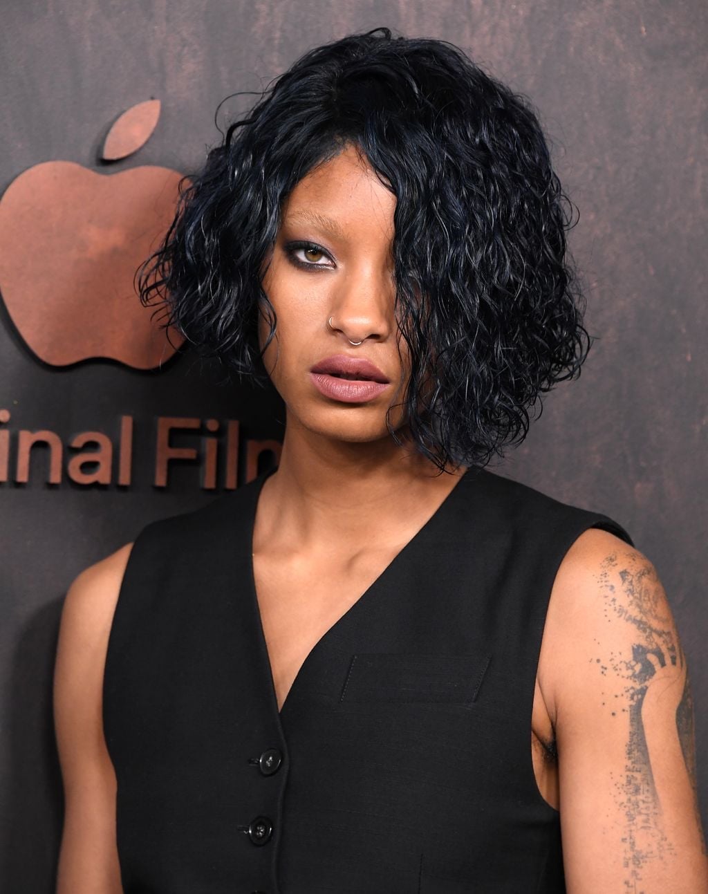 Dark Blue-Black Bob With Wet Look Curls — Trendy Very Short Hair