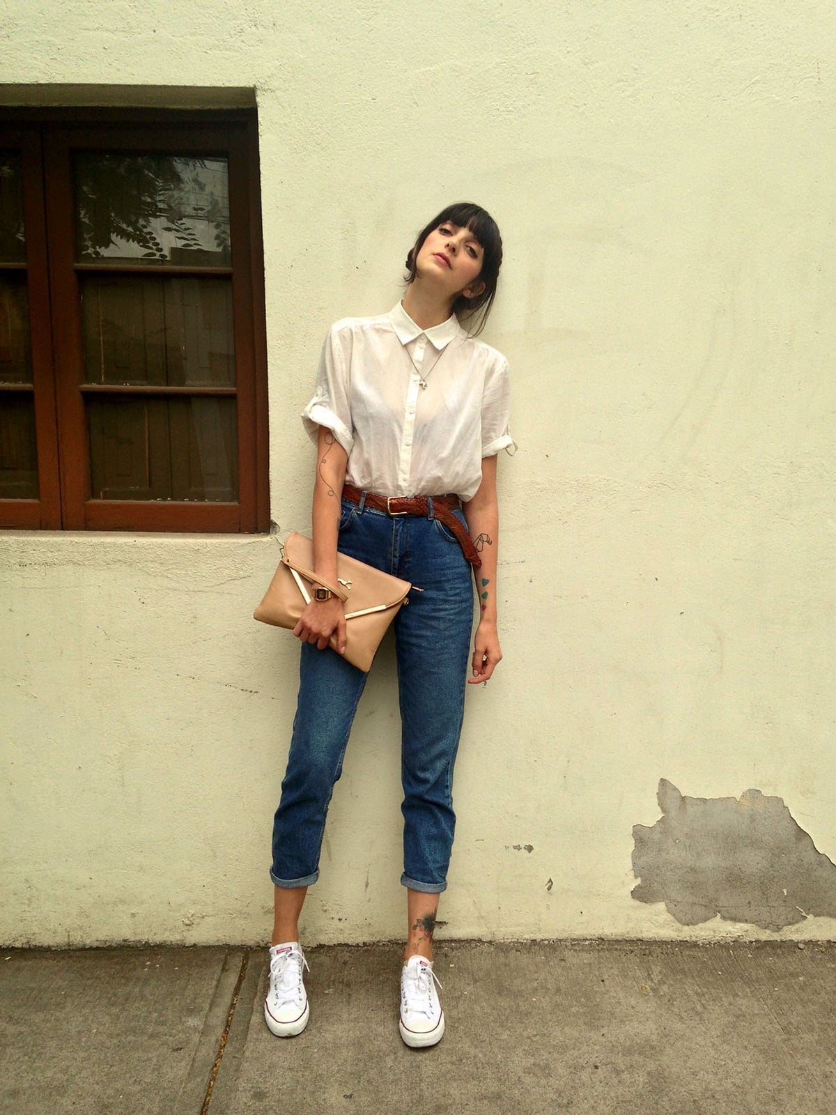 Straight-Leg Jeans With Button-Down Shirt And Sneakers Straight-Leg Jeans With Button-Down Shirt And Sneakers — Trendy Vintage Style