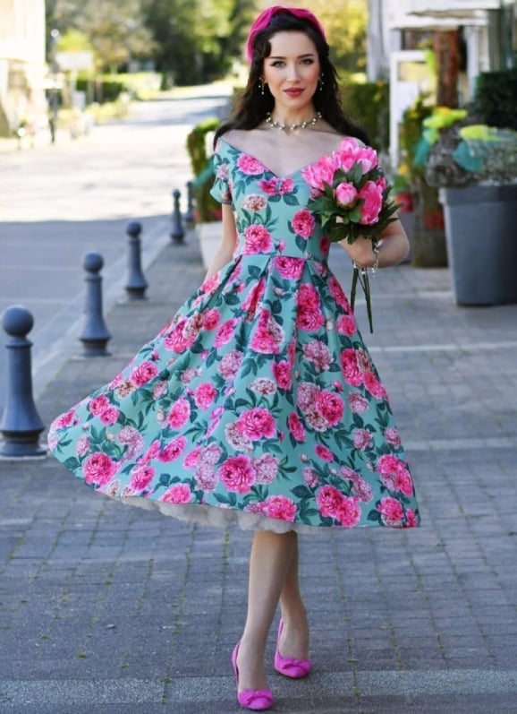 Floral Swing Dress With Pink Heels Floral Swing Dress With Pink Heels — Trendy Vintage Style