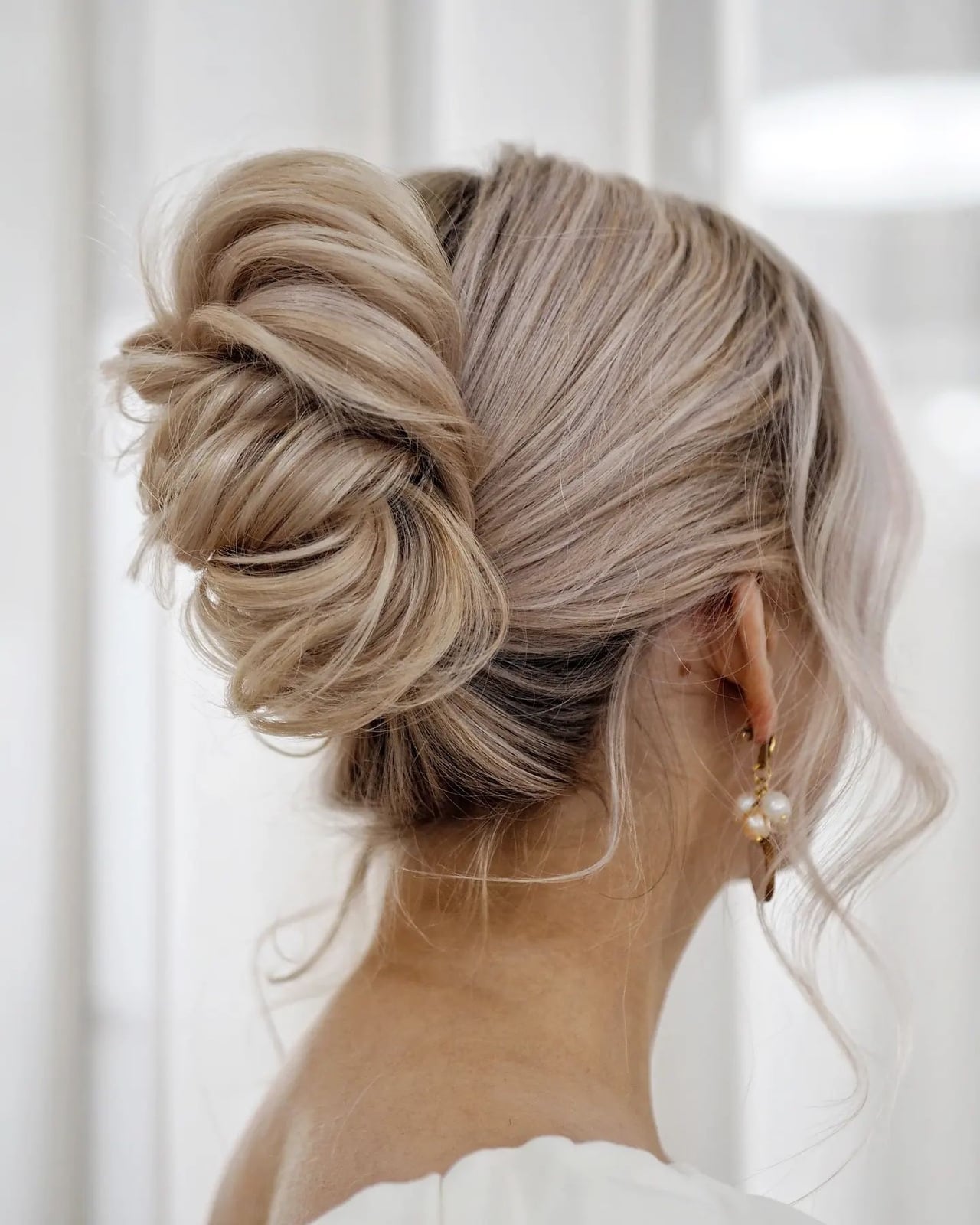 Platinum Blonde Elegant Updo Knot Platinum Blonde Elegant Updo Knot — Trendy Wedding Guest Updos