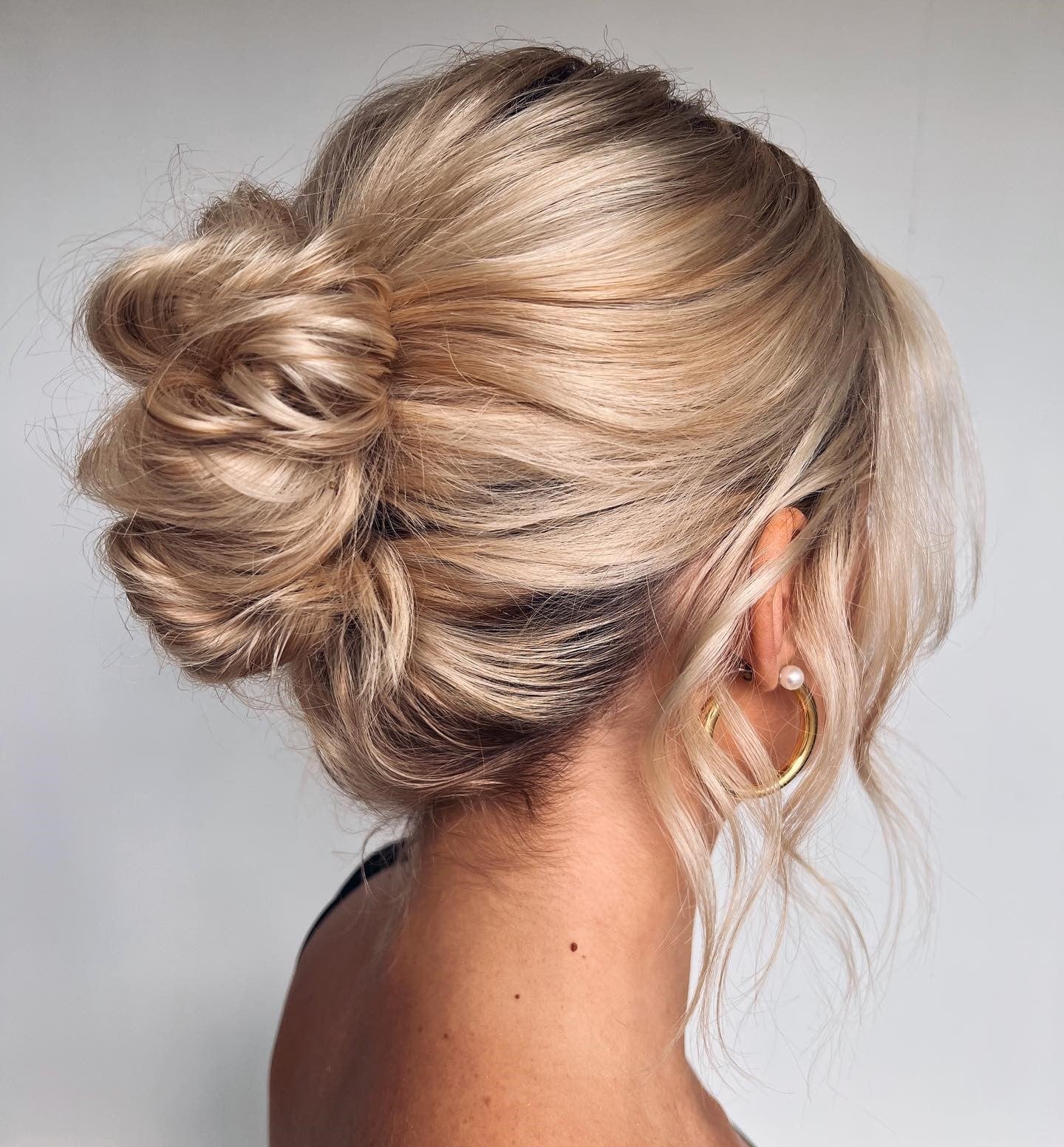 Blonde Loose Textured Messy Bun Blonde Loose Textured Messy Bun — Trendy Wedding Guest Updos