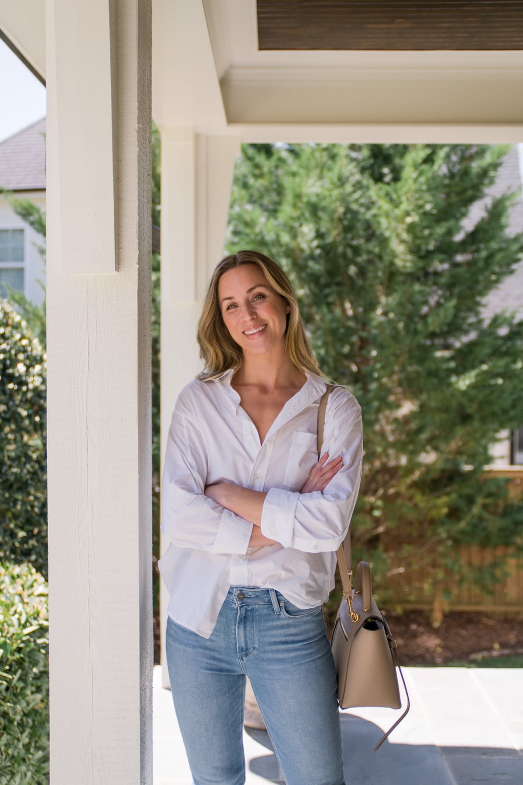 Relaxed White Shirt and Straight-Leg Jeans for Effortless Chic — Trendy White Shirt Outfits