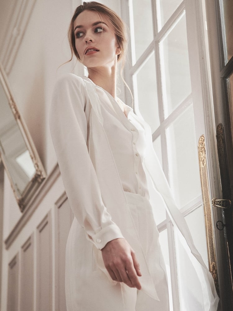 Elegant All-White Outfit with Flowing Blouse and Wide-Leg Pants — Trendy White Shirt Outfits