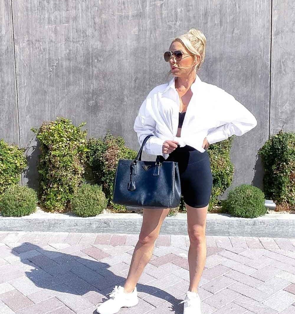 White Sneakers With Biker Shorts and Oversized Shirt White Sneakers With Biker Shorts and Oversized Shirt — Trendy White Sneakers Outfits