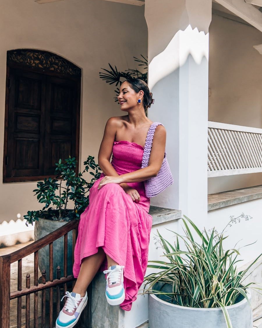 White Sneakers With Pink Maxi Dress and Crocheted Bag White Sneakers With Pink Maxi Dress and Crocheted Bag — Trendy White Sneakers Outfits