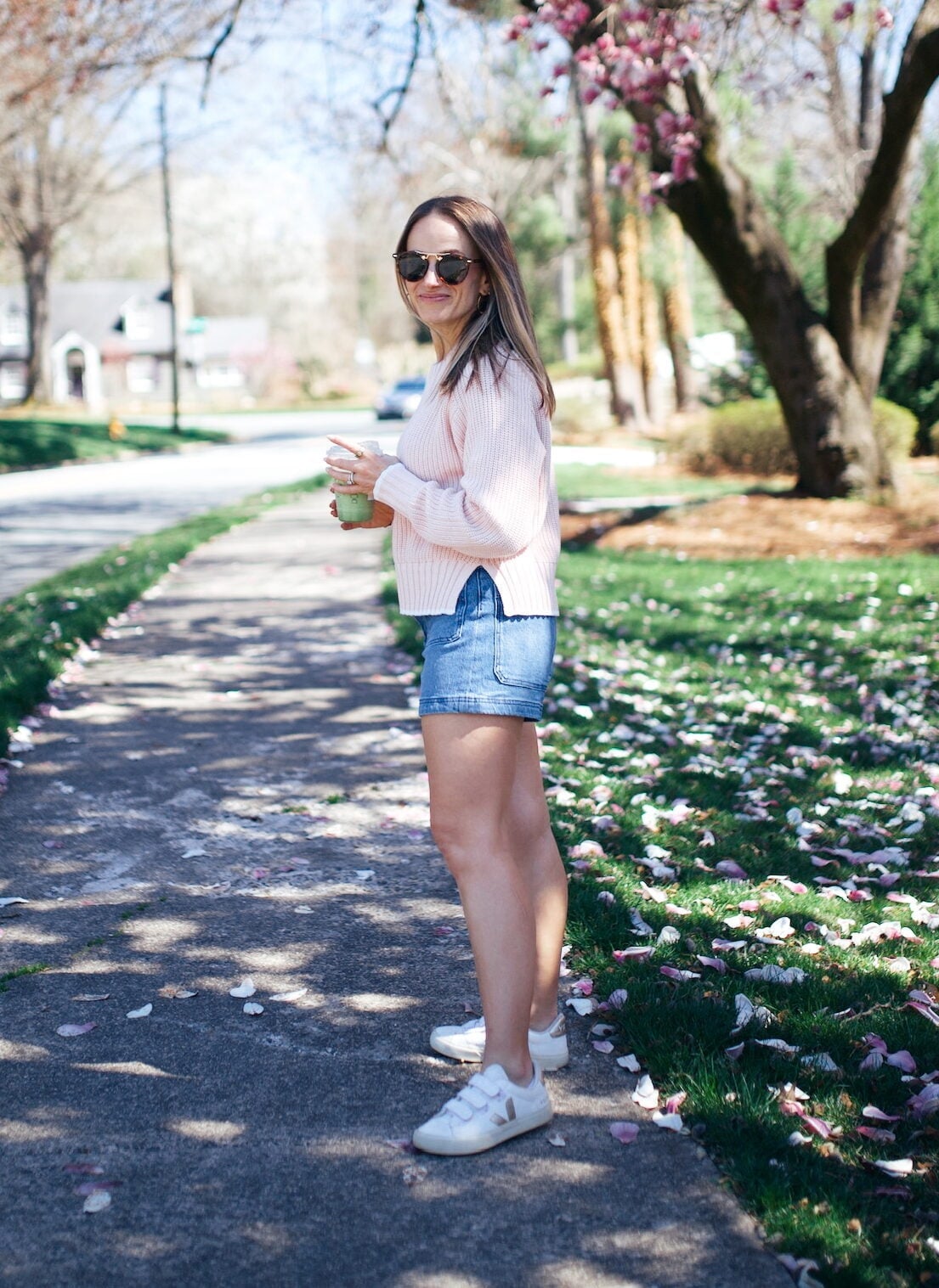 White Sneakers With Pink Sweater and Denim Shorts White Sneakers With Pink Sweater and Denim Shorts — Trendy White Sneakers Outfits