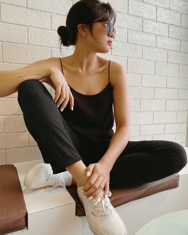White Sneakers With Relaxed Trousers and Tank Top White Sneakers With Relaxed Trousers and Tank Top — Trendy White Sneakers Outfits
