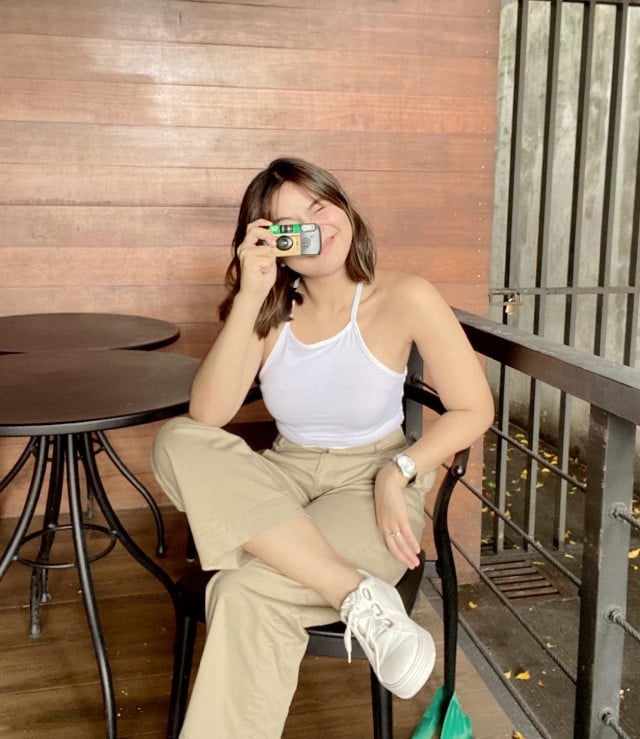 White Sneakers With Beige Trousers and Halter Top White Sneakers With Beige Trousers and Halter Top — Trendy White Sneakers Outfits