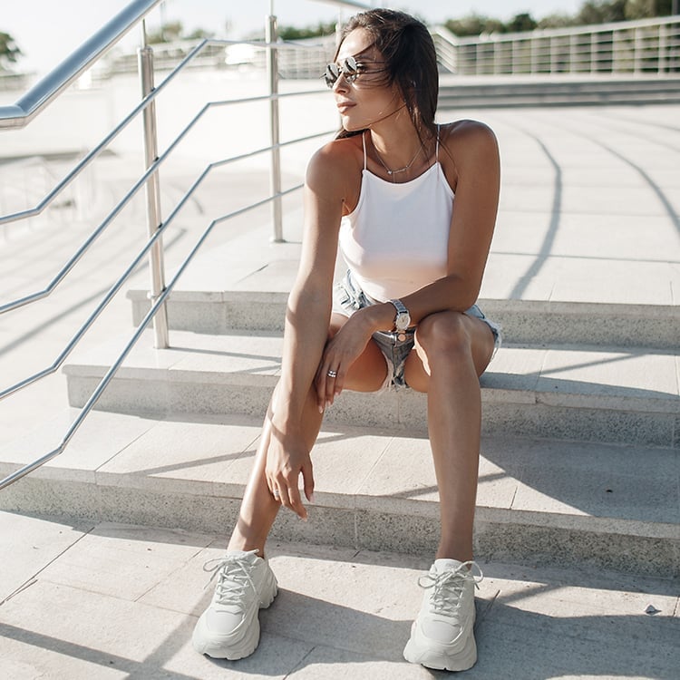 White Chunky Sneakers With Denim Shorts and Tank Top White Chunky Sneakers With Denim Shorts and Tank Top — Trendy White Sneakers Outfits