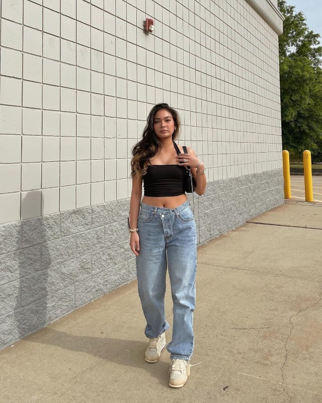 White Sneakers With Light Blue Jeans and Black Crop Top White Sneakers With Light Blue Jeans and Black Crop Top — Trendy White Sneakers Outfits