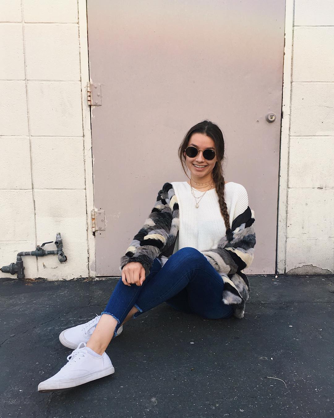 White Sneakers With Skinny Jeans and Faux Fur Jacket White Sneakers With Skinny Jeans and Faux Fur Jacket — Trendy White Sneakers Outfits