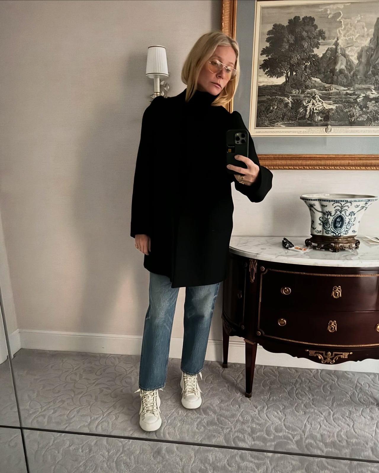 White Sneakers With Straight Leg Jeans and Turtleneck Coat White Sneakers With Straight Leg Jeans and Turtleneck Coat — Trendy White Sneakers Outfits