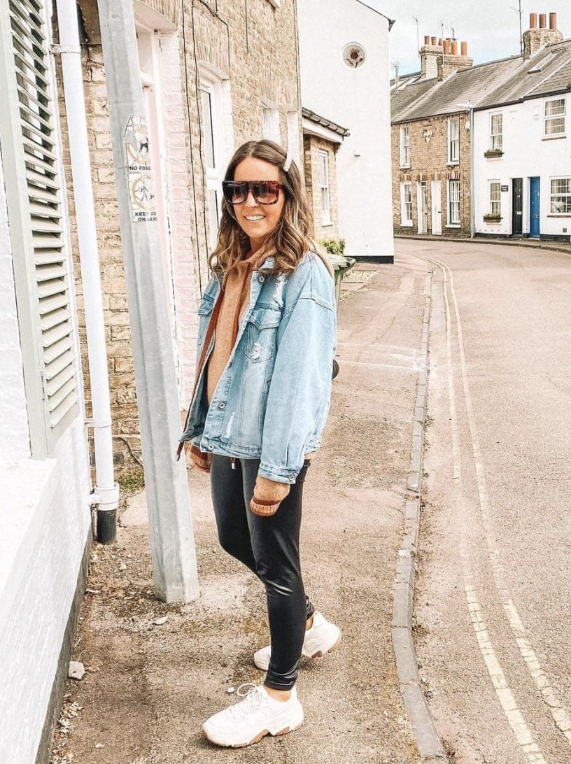 White Chunky Sneakers With Faux Leather Pants and Denim Jacket White Chunky Sneakers With Faux Leather Pants and Denim Jacket — Trendy White Sneakers Outfits