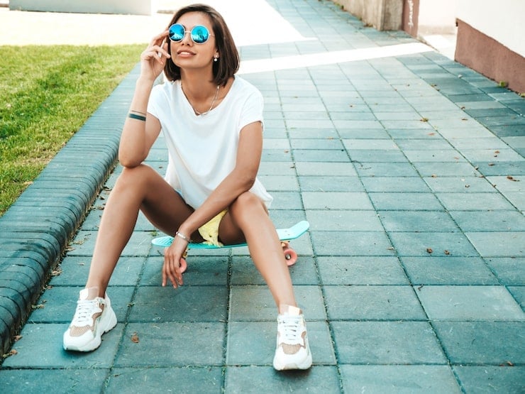 White Chunky Sneakers With Oversized T-shirt and Yellow Shorts White Chunky Sneakers With Oversized T-shirt and Yellow Shorts — Trendy White Sneakers Outfits