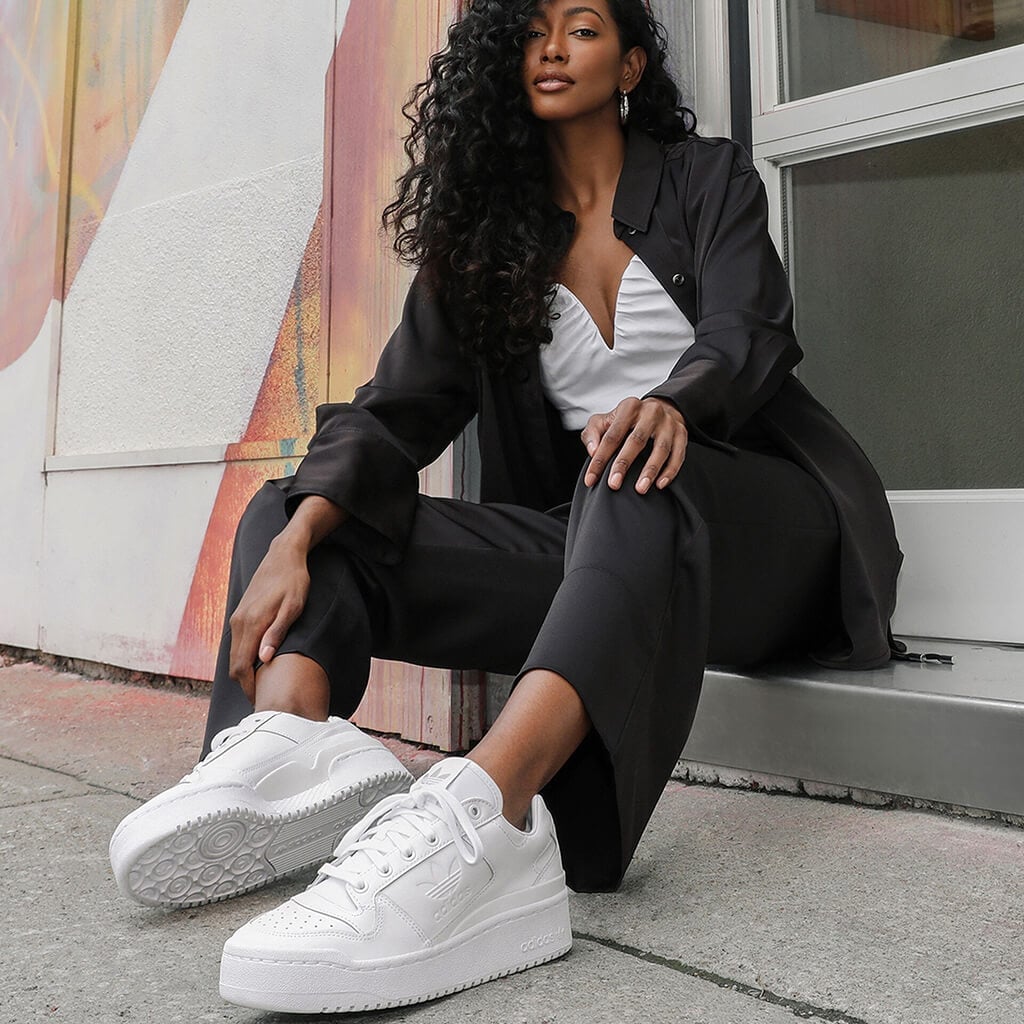 White Platform Sneakers With Black Trousers and Blazer White Platform Sneakers With Black Trousers and Blazer — Trendy White Sneakers Outfits