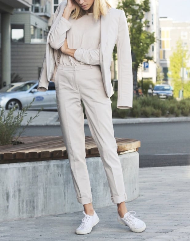 White Low Top Sneakers With Beige Trousers and Blazer White Low Top Sneakers With Beige Trousers and Blazer — Trendy White Sneakers Outfits