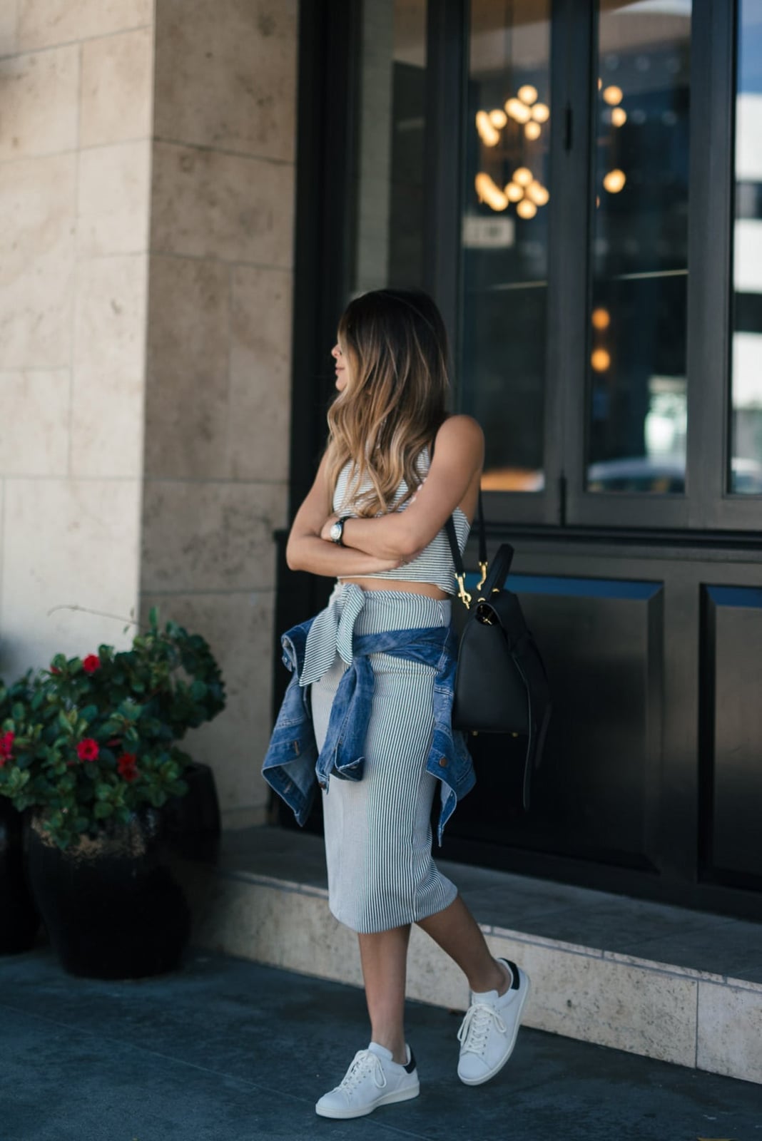 White Low Top Sneakers With Striped Knit Set and Denim Jacket White Low Top Sneakers With Striped Knit Set and Denim Jacket — Trendy White Sneakers Outfits