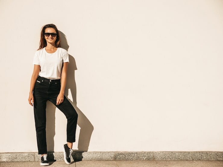 White Tee With High Waisted Black Jeans And Sneakers — Trendy White Tee Outfits