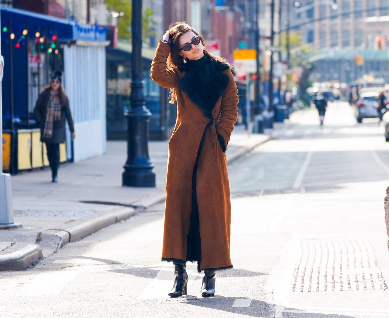Brown Shearling Coat with Black Fur Collar — Trendy Wool Coat Outfits