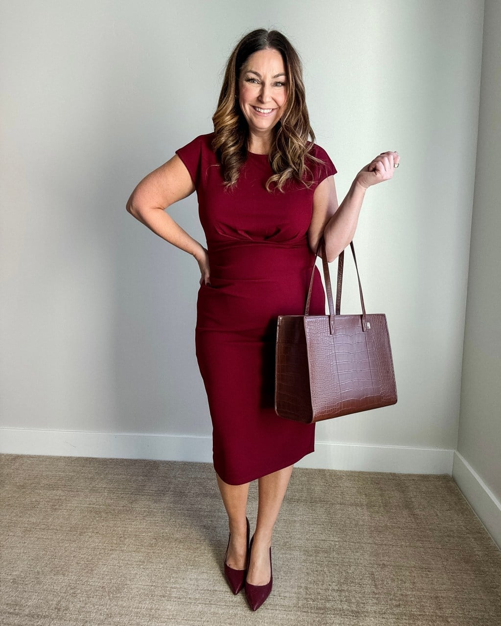 Burgundy Fitted Sheath Dress with Tote — Trendy Work Outfits Women Office