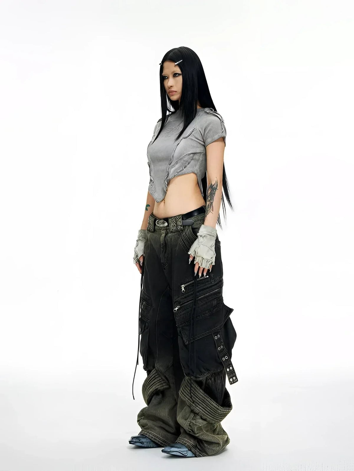 Grey Cropped Top with Baggy Cargo Pants Grey Cropped Top with Baggy Cargo Pants — Y2K Party Outfit Inspiration